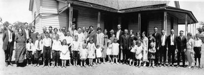 William Anderson Bowles and Iona Belle (Brock) Bowles with their children and their families — Bowles family reunion, 1920s (photo shared on Find a Grave by Juli Steel)