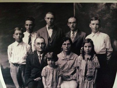 J. D. and Lydia Coffman with their seven children, late 1920s
