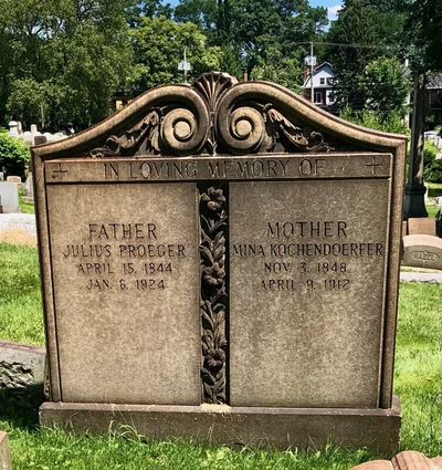Headstone of Julius Proeger and Mina Kochendoerfer, Pittsburgh